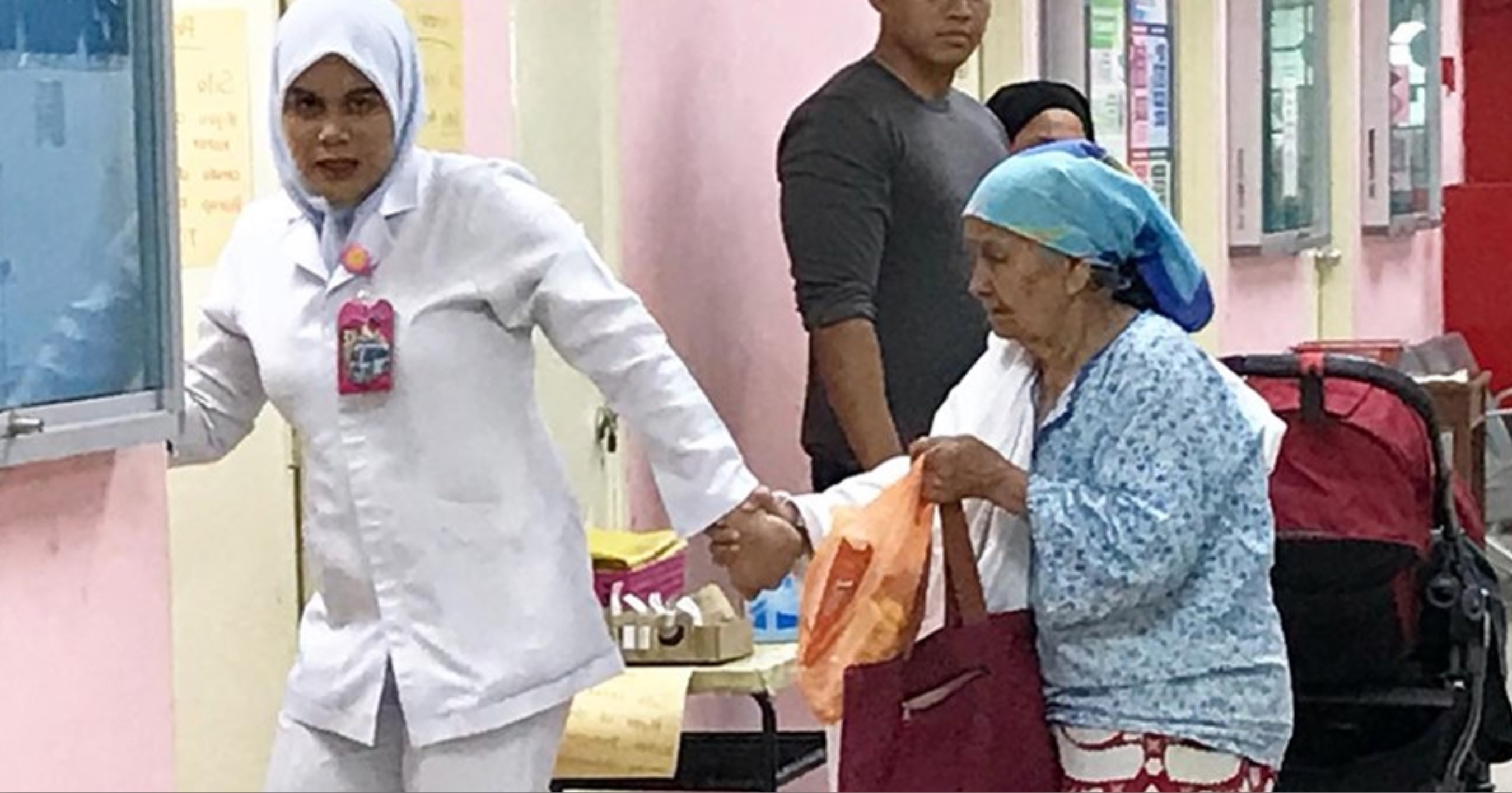 Walau Ada 9 Orang Anak Semua Tak Peduli Ibu  Tua  Ini 