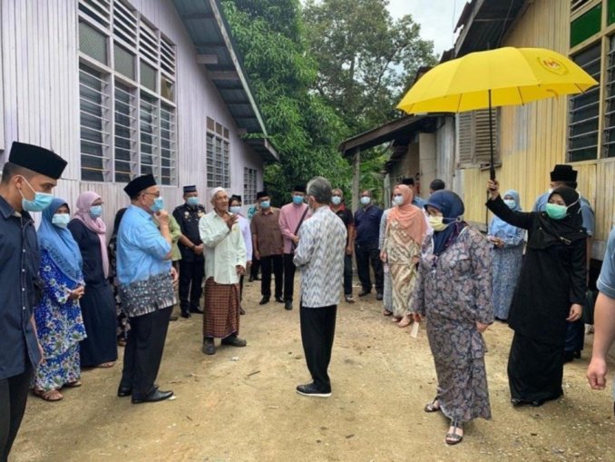 Yang di-Pertuan Agong, Al-Sultan Abdullah Ri’ayatuddin Al-Mustafa Billah Shah dan Raja Permaisuri Agong, Tunku Azizah Aminah Maimunah Iskandariah berkenan menziarahi dan menyantuni golongan memerlukan di Kuantan, Pahang. - Foto Facebook Istana Negara