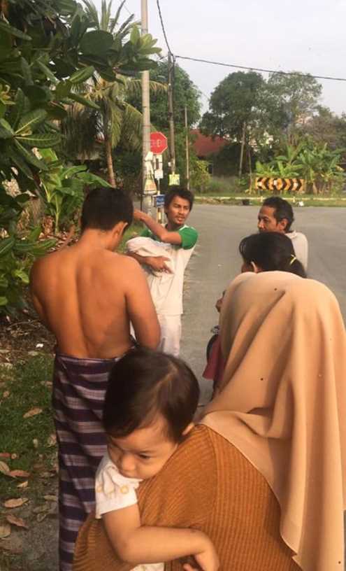 Kucing bertindak seolah-olah mahu tuannya ikut ke suatu tempat 